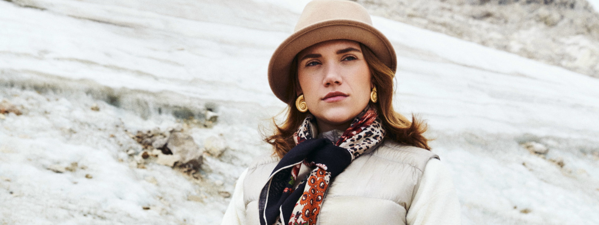 The scarf Wonderland in black is a great eye-catcher.