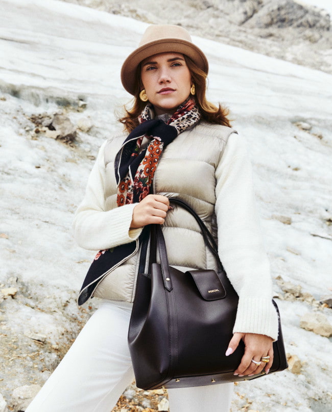 The scarf Wonderland in black is a great eye-catcher.