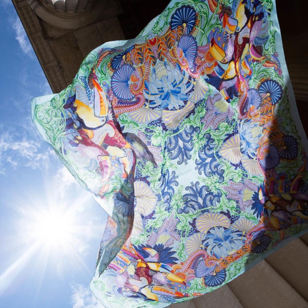 The scarf Wild Tucan in blue is a beautiful summer accessory.