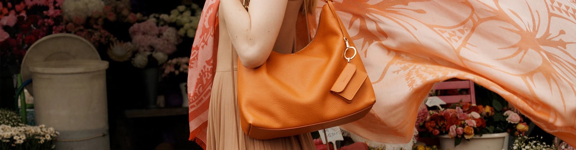 The Diana medium in orange is a practical shoulder bag in a classic design.