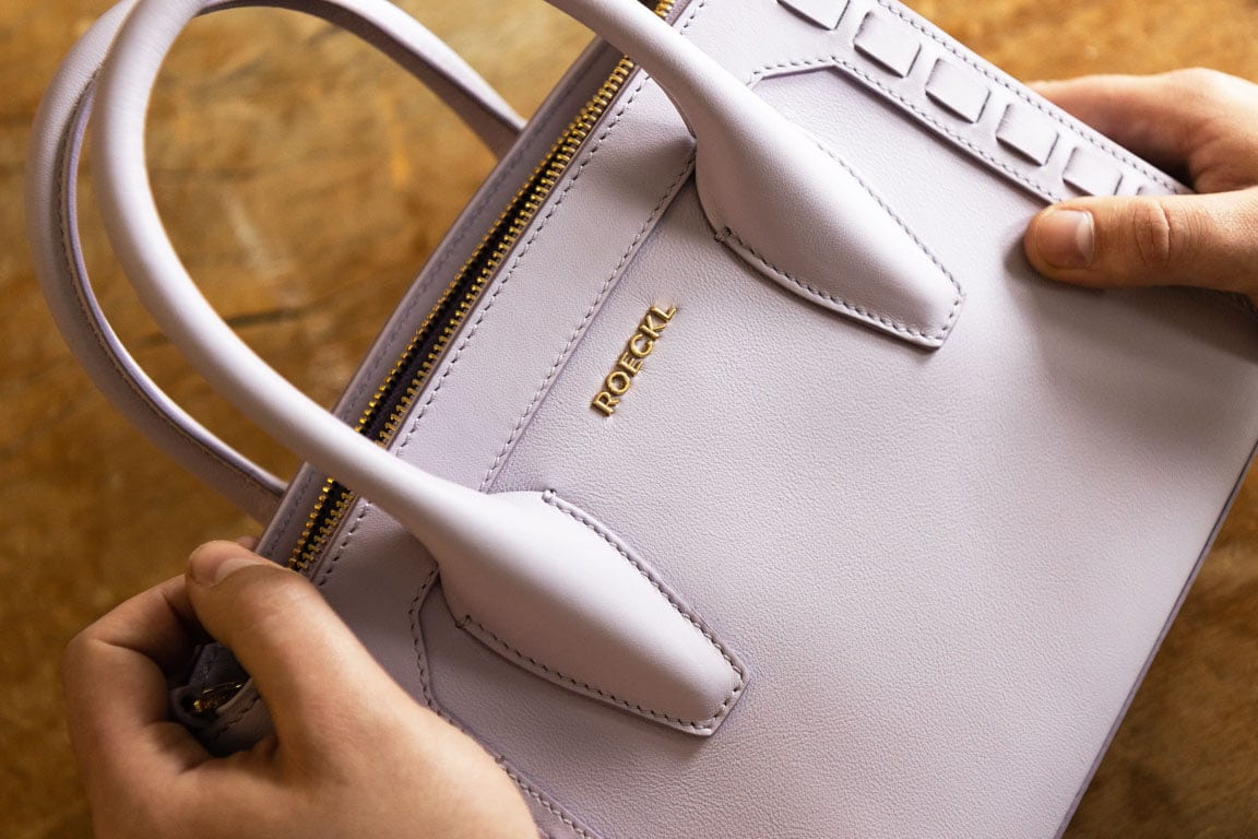 Handbag Mathilde crafted small in purple is made by hand.