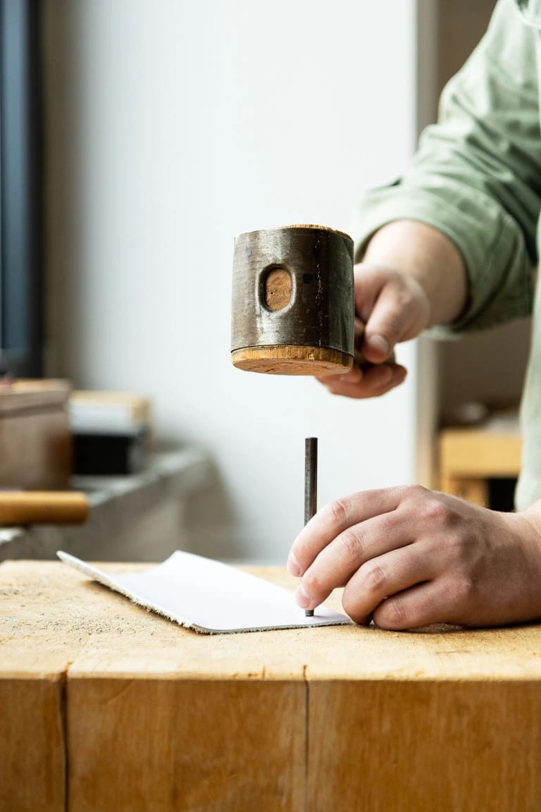 In the last step, the Mathilde crafted small in purple is finally sewn together.