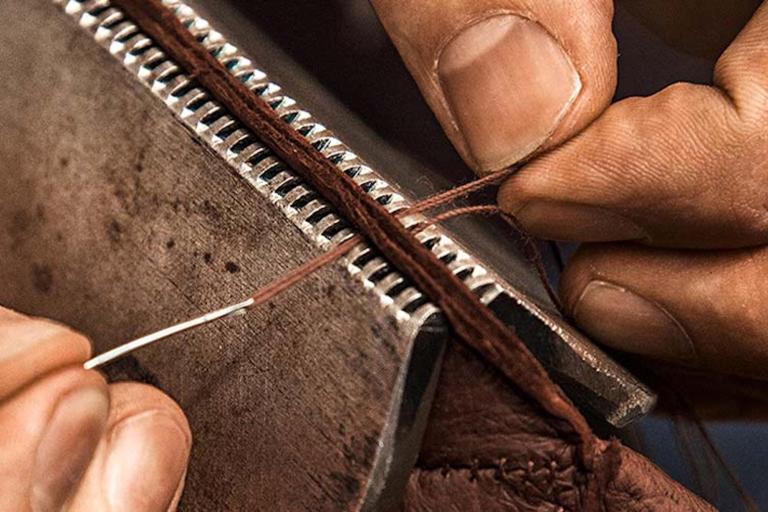 The leather glove Timisoara in brown peccary leather is sewn by hand.