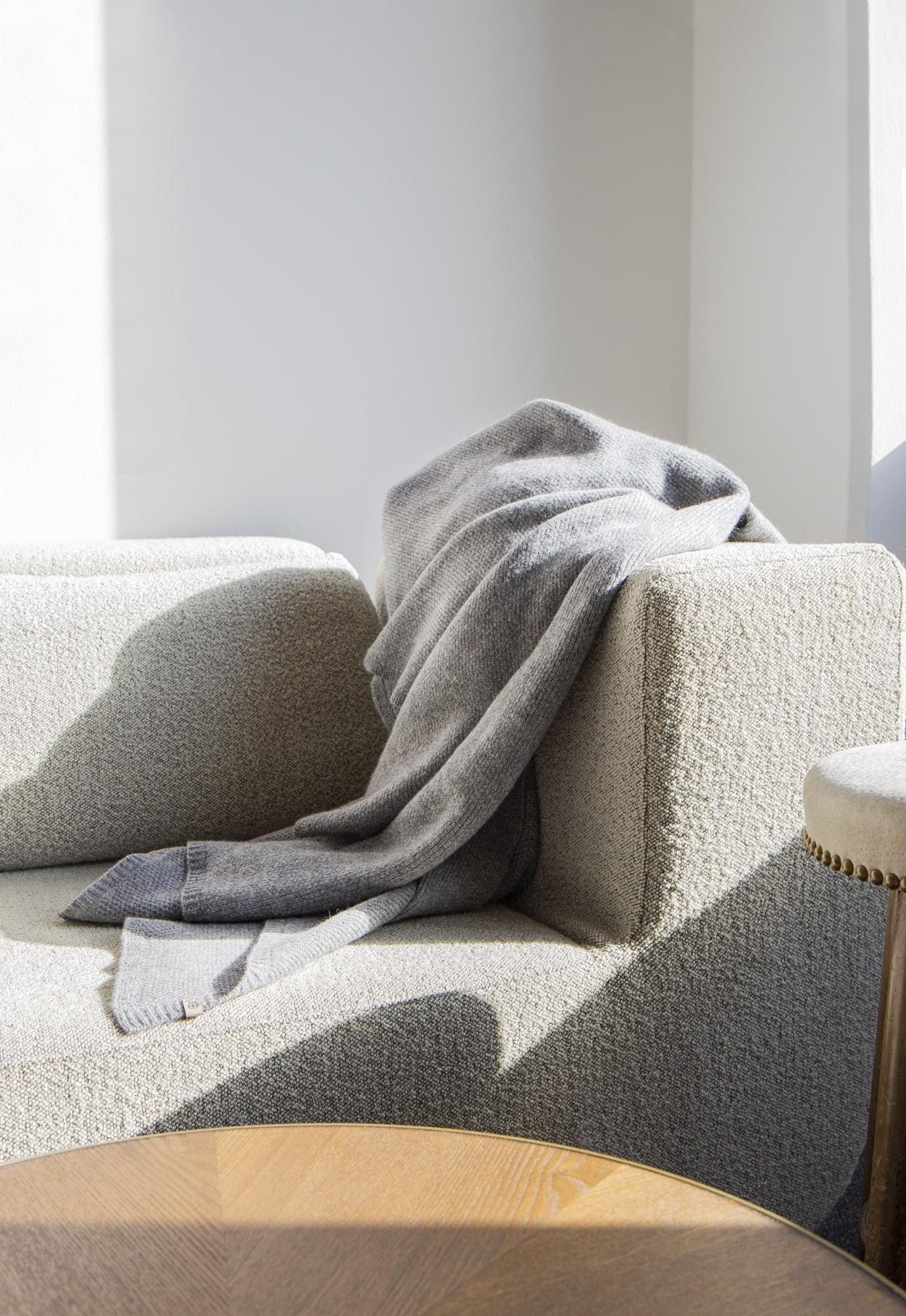 Perfect for the couch is the gray blanket Cinta made of wool and cashmere.