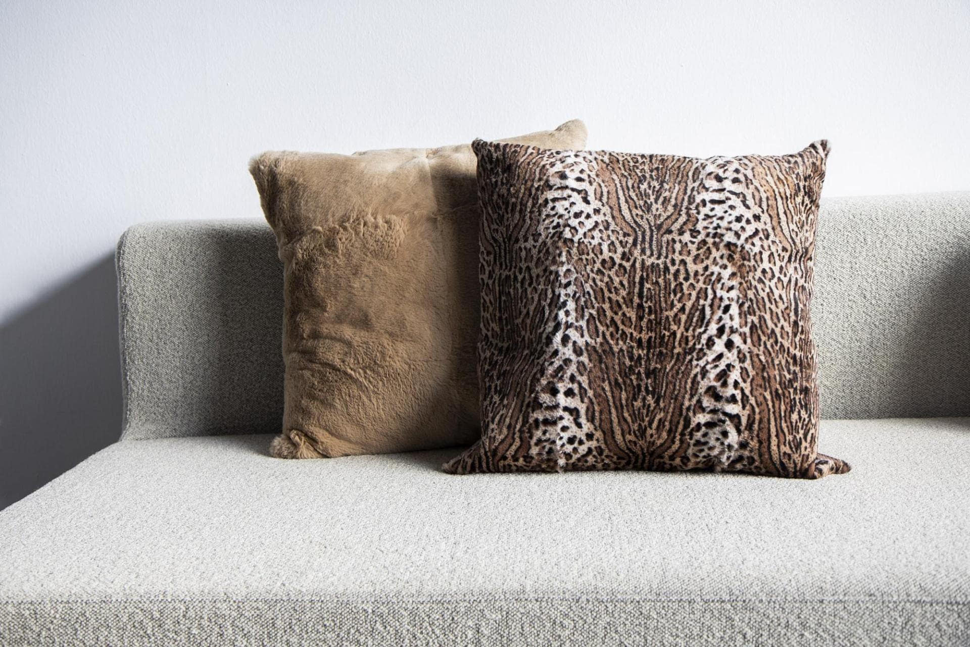 Perfect for the couch are the cushions Calea in beige and brown.