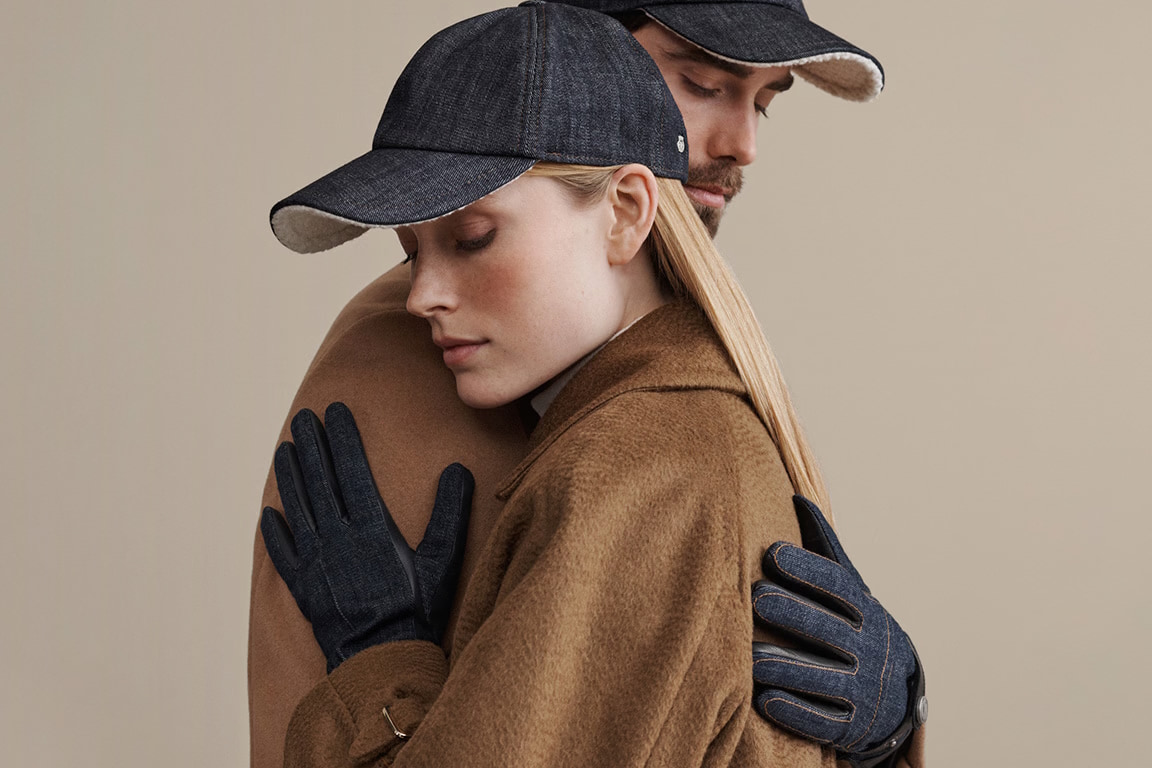 ROECKL Packham cap made of denim gives a casual look.