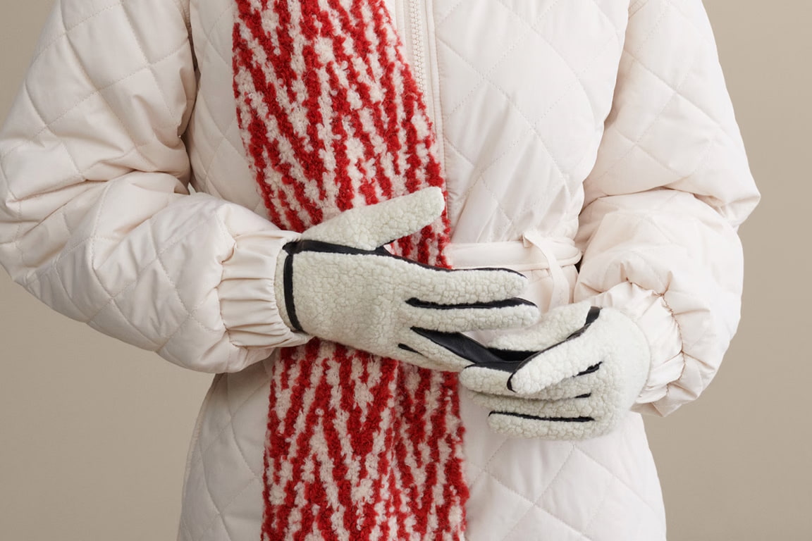 White ROECKL talsen gloves with a teddy look are modern and keep you warm.