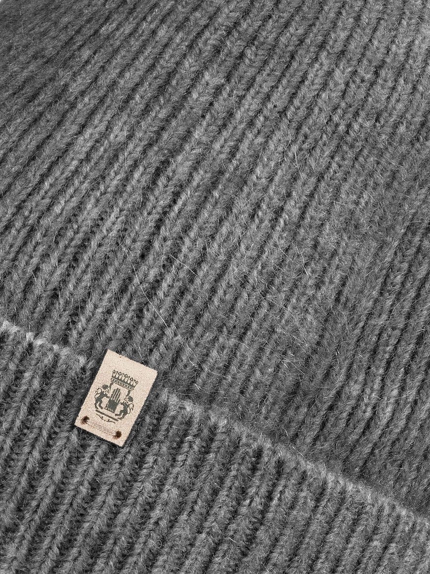 Mohair wool from angora goats warms in winter and has a cooling effect in summer