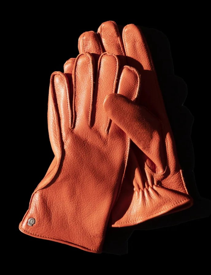 Gloves made of deerskin like the Hanko in orange are very casual.