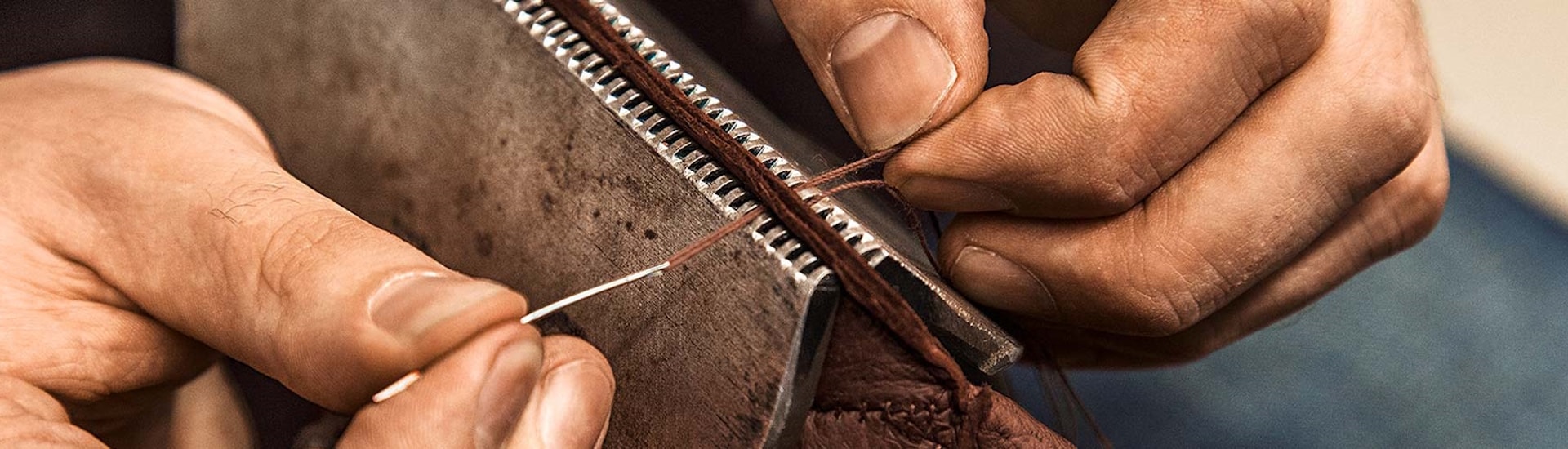 Der Lederhandschuh Timisoara in braun aus Peccaryleder wird von Hand genäht.