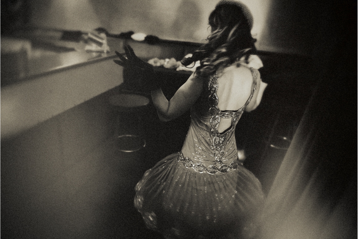 Dame in typischen Outfit der 1920er Jahre