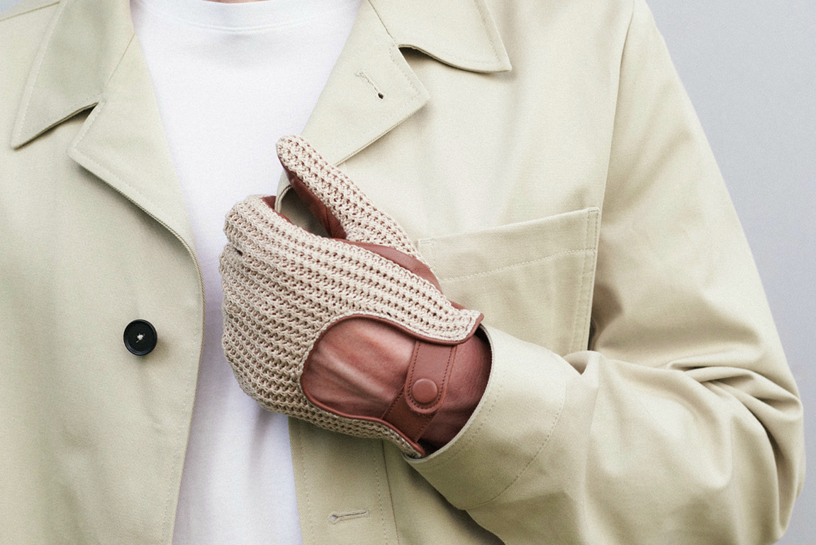 Beige ROECKL-Autofahrerhandschuhe aus Leder mit gehäkeltem Handrücken – klassisches Design für stilvolle Herrenmode.