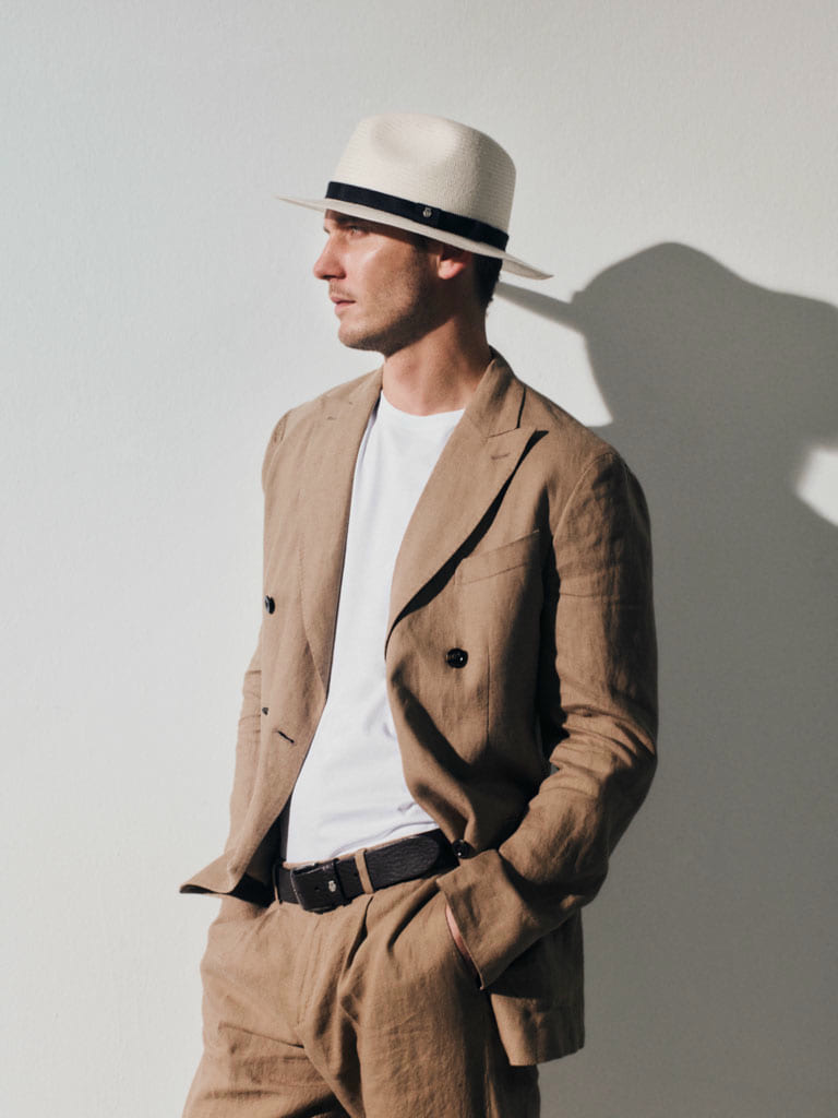 Der Strickschal Pure Merino in rot ist der perfekte Begleiter im Winter.