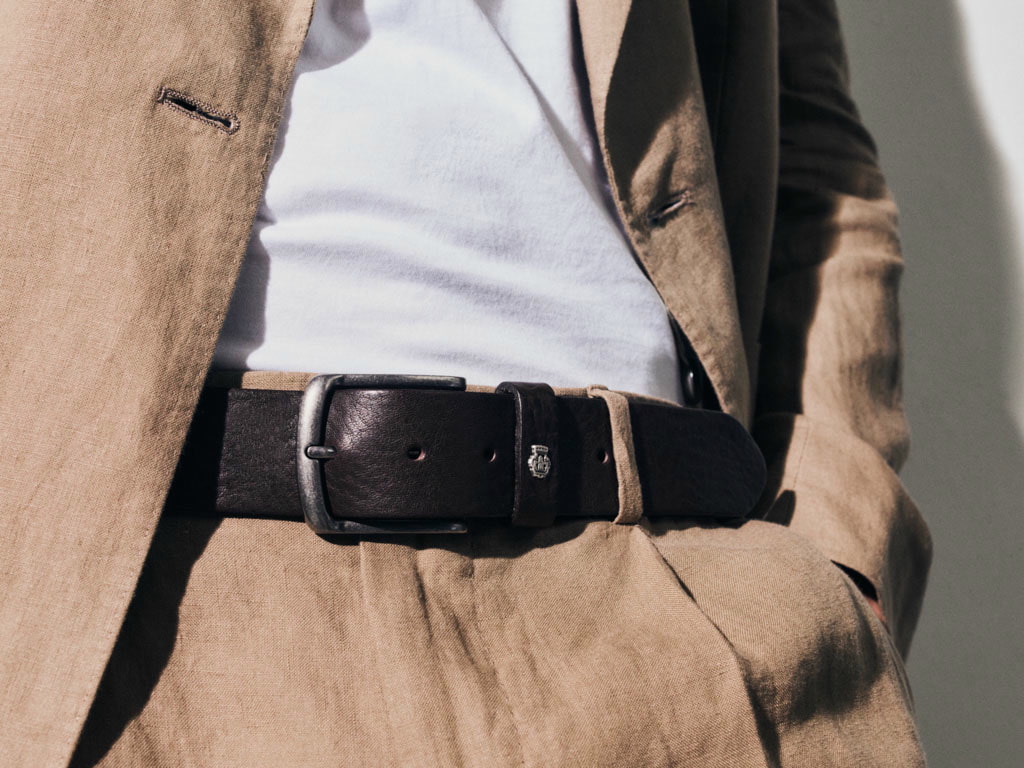 Ein Ledergürtel für Herren aus Rindsleder mit nickelfreien Metallteilen