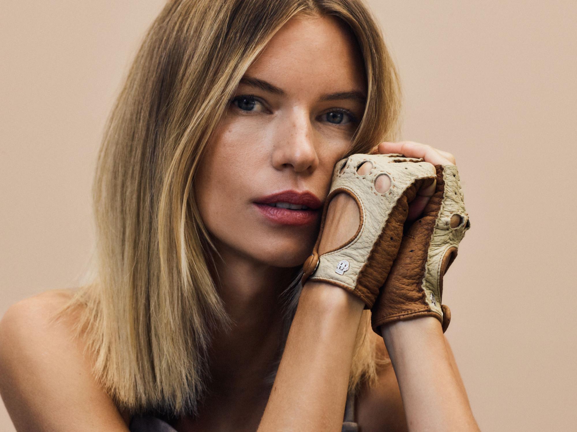 Die vier Herbsttrends der Saison weinrot, Paisleymuster, Fransen und Karomuster werden von ROECKL vorgestellt.