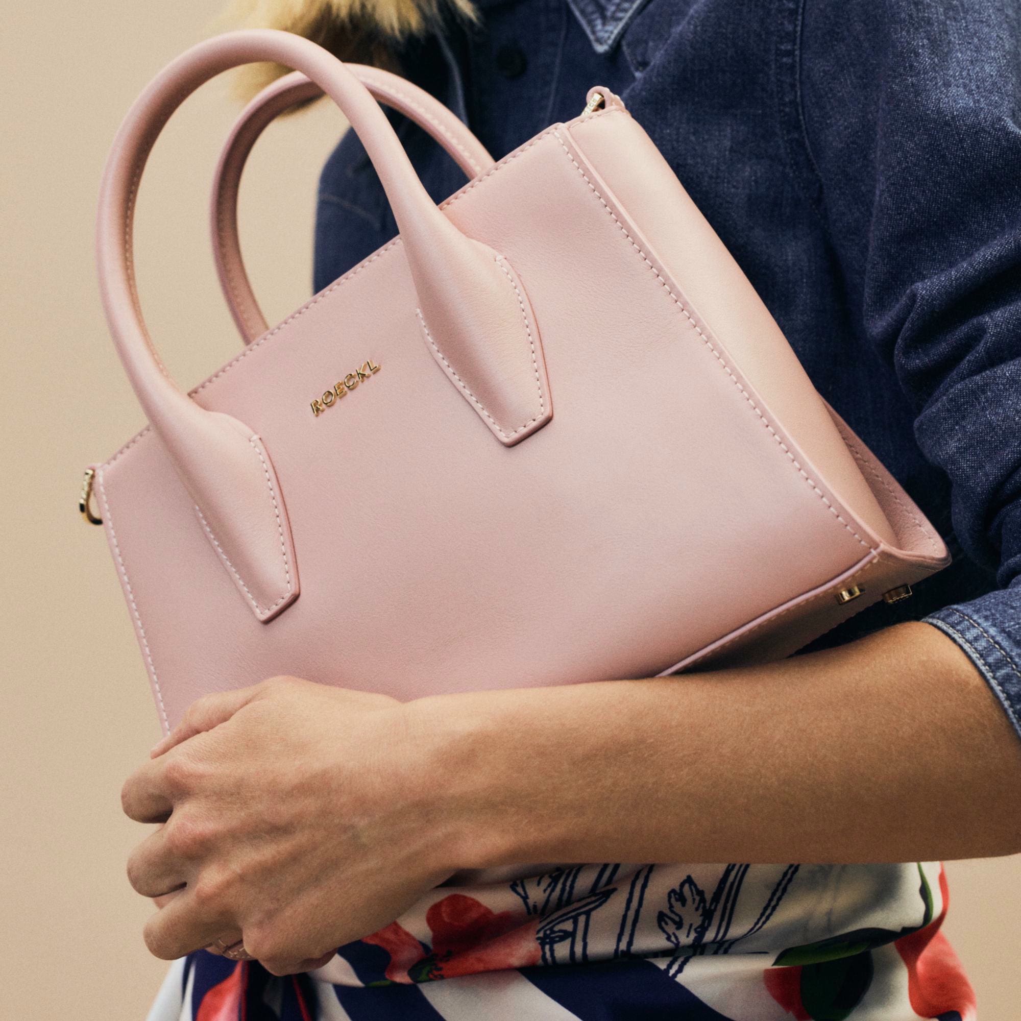 Eine Frau tägt die Ruby Ledertasche in rosa.