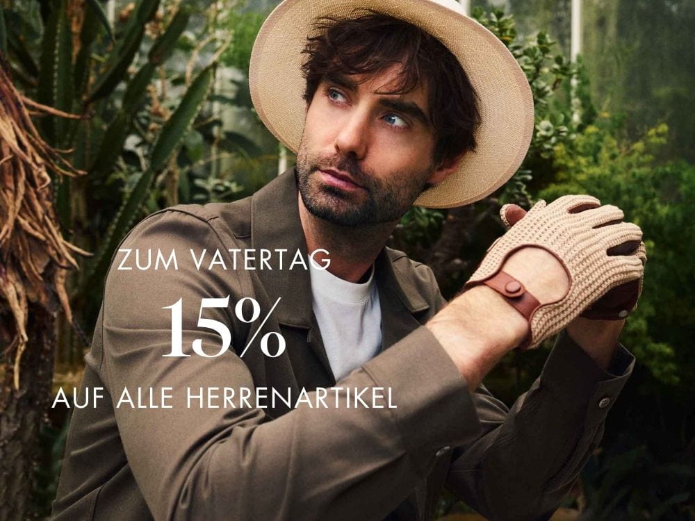 Mehrere bunte Seidentücher mit detaillierten Mustern, darunter florale und tierische Motive, in den Farben Rot, Blau, Weiß und Gelb, kunstvoll drapiert auf einer weißen Oberfläche.