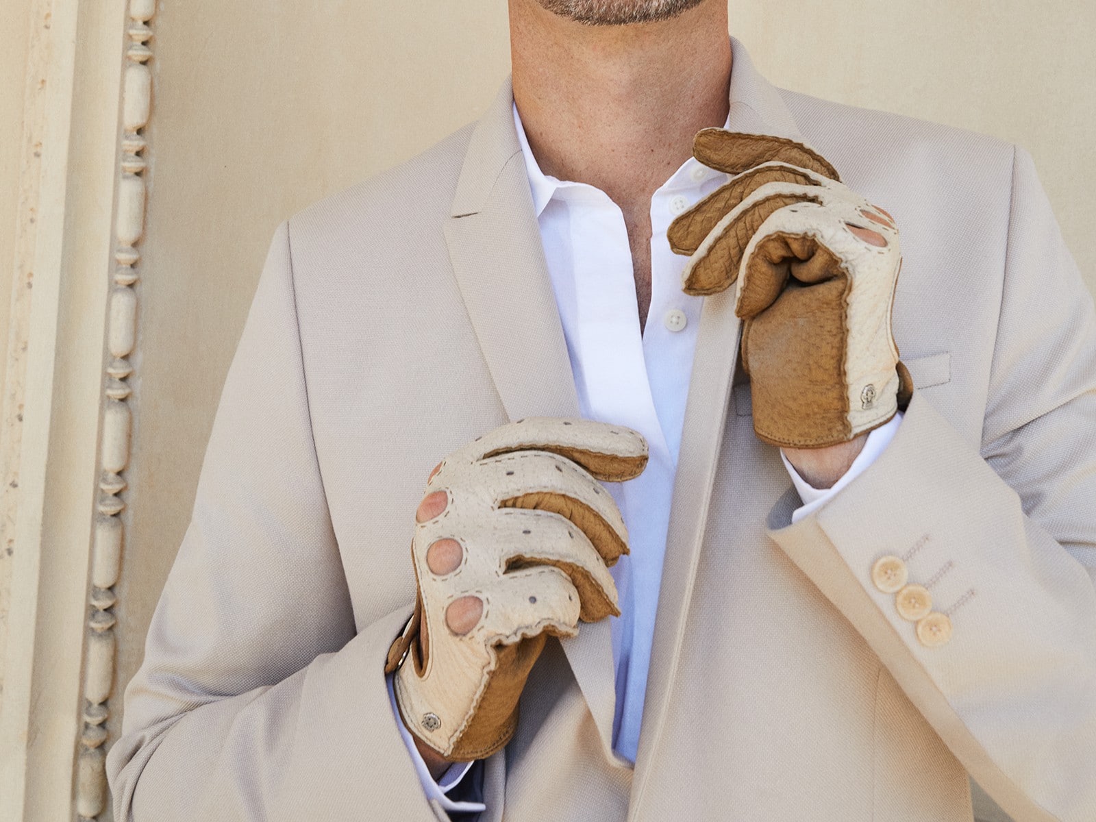 Roeckl Seidenschal mit floralem Muster ist stilvoll um einen Strohhut gebunden und wird vor hellem Hintergrund präsentiert.