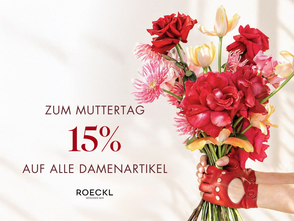 Mehrere bunte Seidentücher mit detaillierten Mustern, darunter florale und tierische Motive, in den Farben Rot, Blau, Weiß und Gelb, kunstvoll drapiert auf einer weißen Oberfläche.