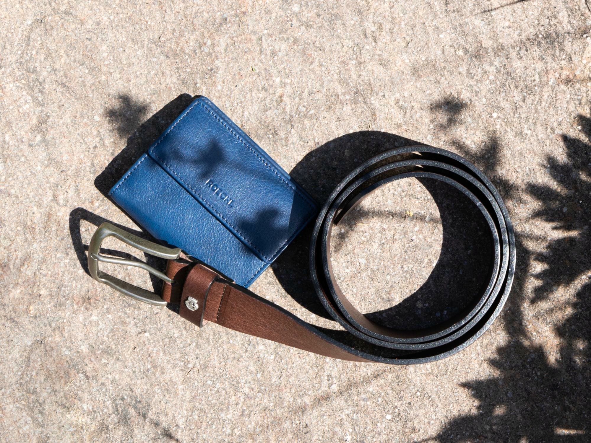Gürtel aus feinem Rindsleder und ein blauer Ledergeldbeutel