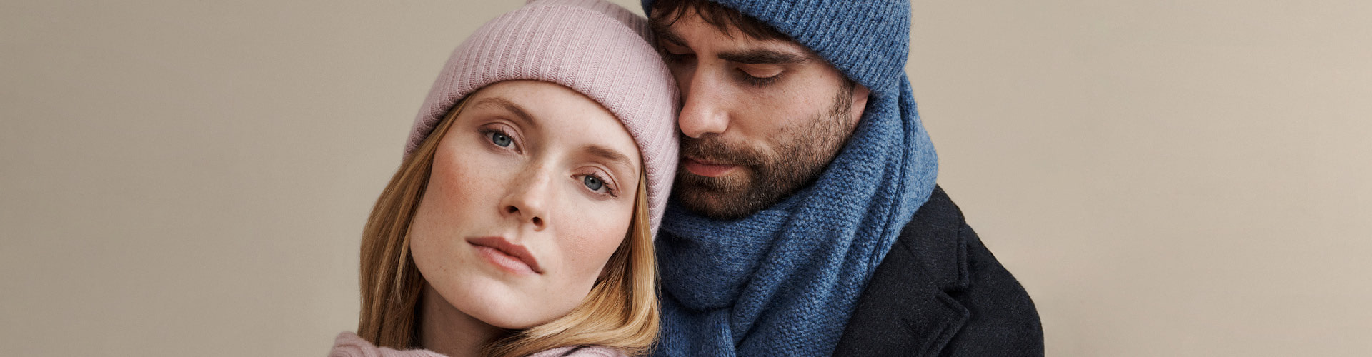 Die Strickmütze Winter Dream in rosa ist aus reinem Kaschmir.