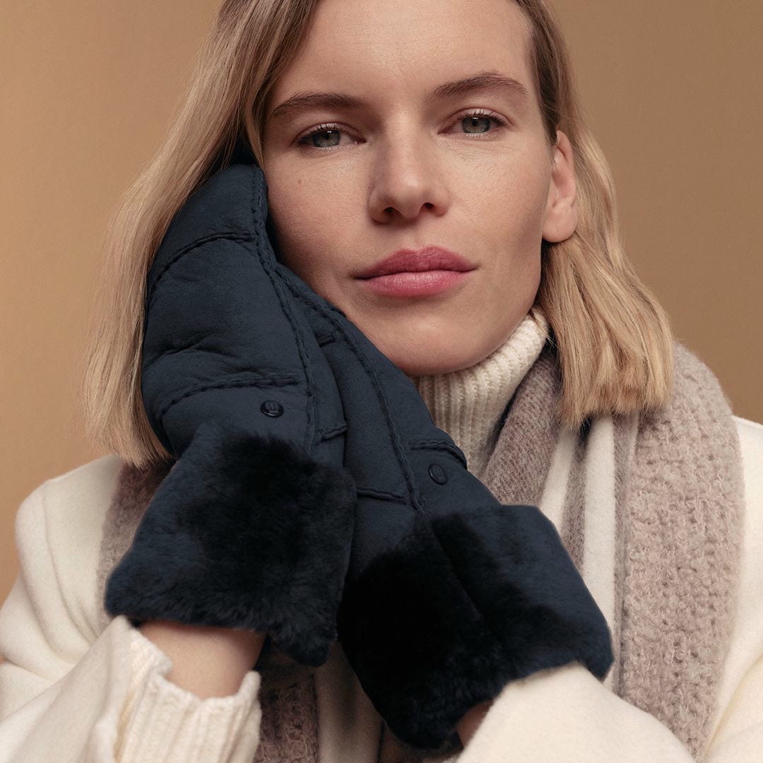 Ein Mann und eine junge Dame tragen helle Kleidung und passende Autofahrerhandschuhe in hellem Peccary Leder.