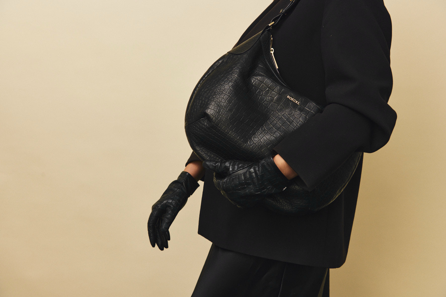 Elegantes Outfit mit schwarzer ROECKL-Ledertasche in Krokoprägung und passenden schwarzen Lederhandschuhen – luxuriöses Accessoire-Set für zeitlosen Stil.
