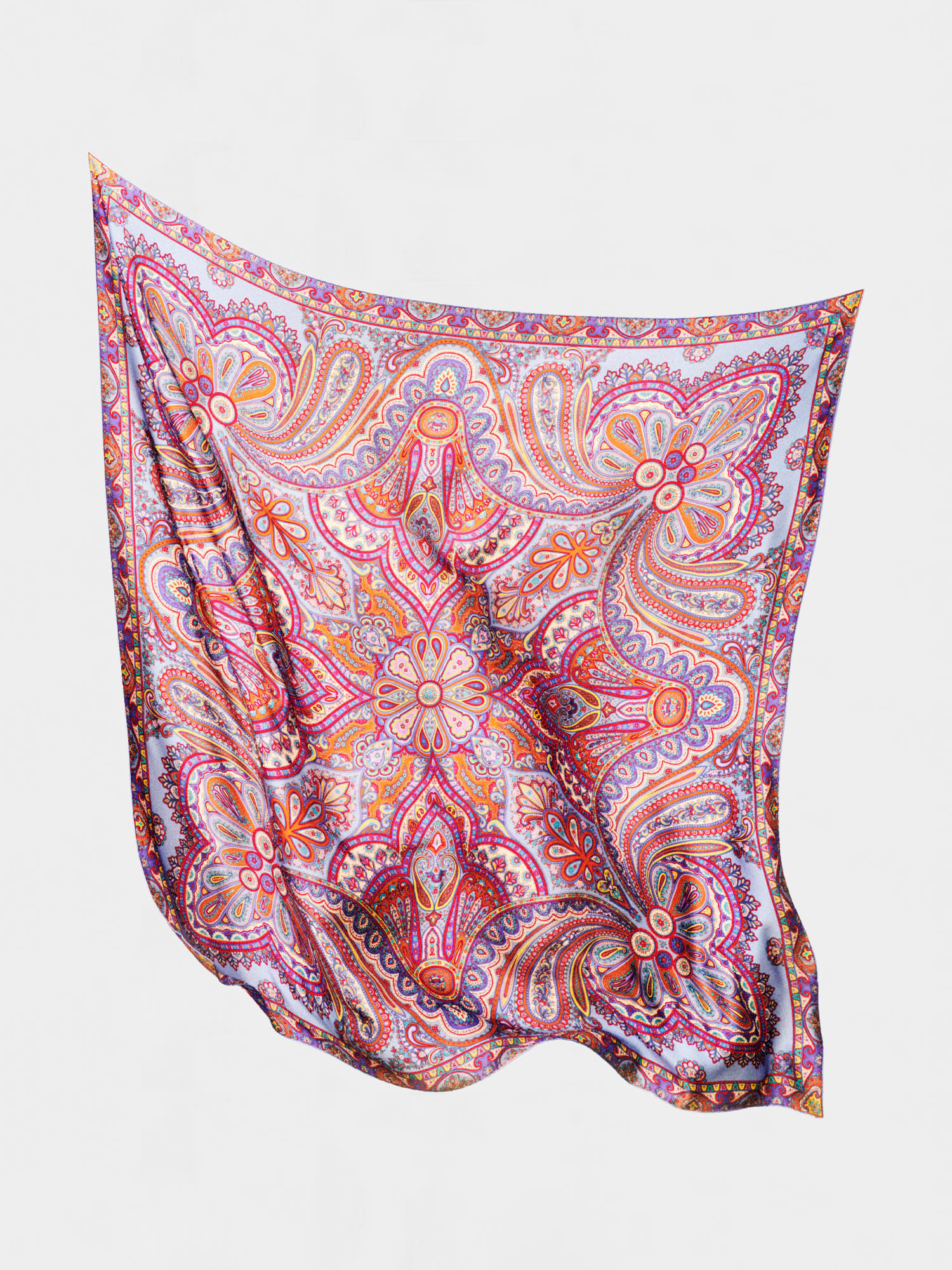 The Roeckl women\'s scarf, Winter Caravane, crafted from cashmere, wool, and silk in elegant beige tones, is an essential accessory for this autumn and can be styled in various ways.