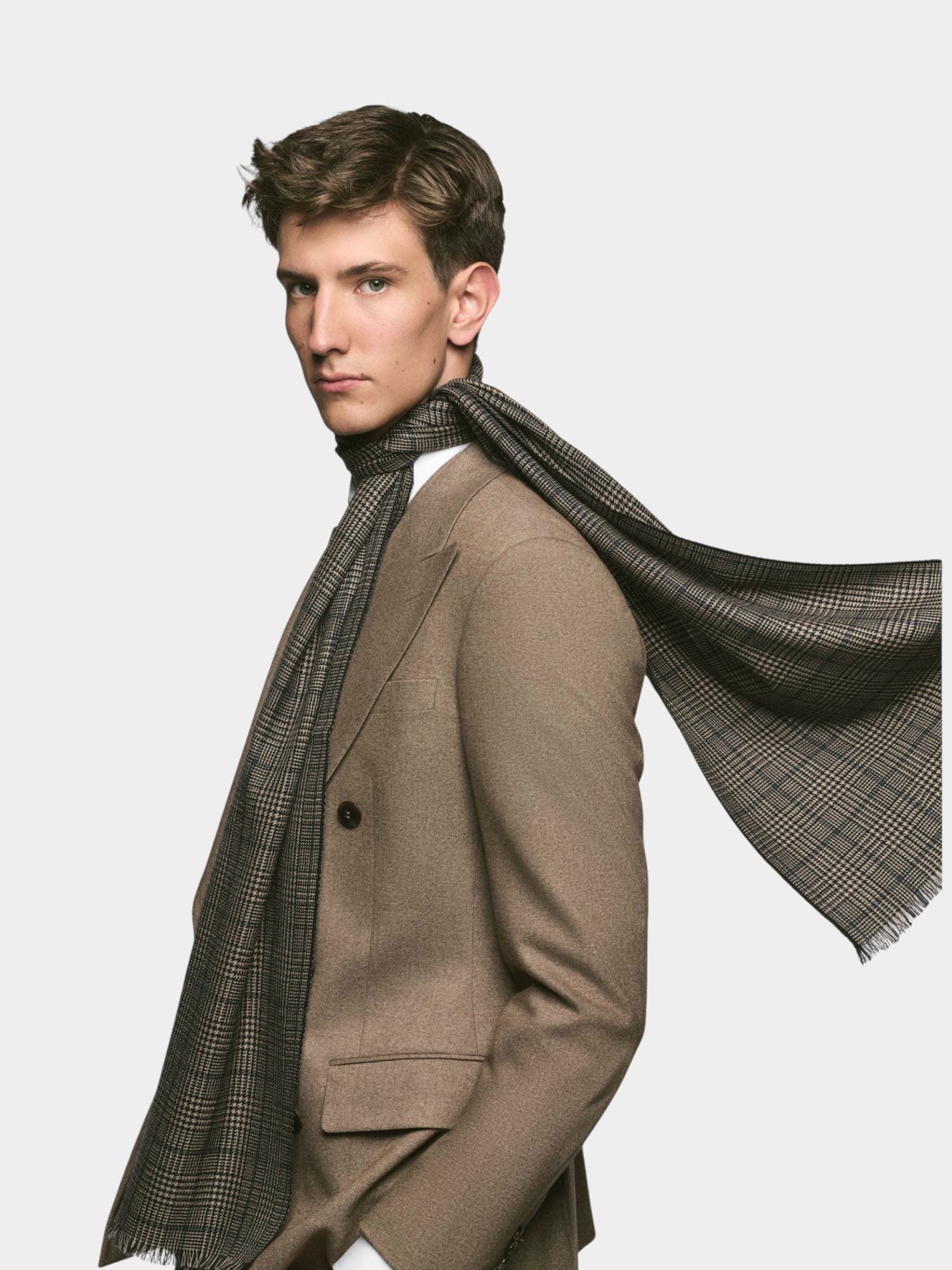 The Highlander gloves for men by ROECKL, presented in a dark brown hue, feature contrasting stitching and a touch function, making them both practical and stylish for any occasion.