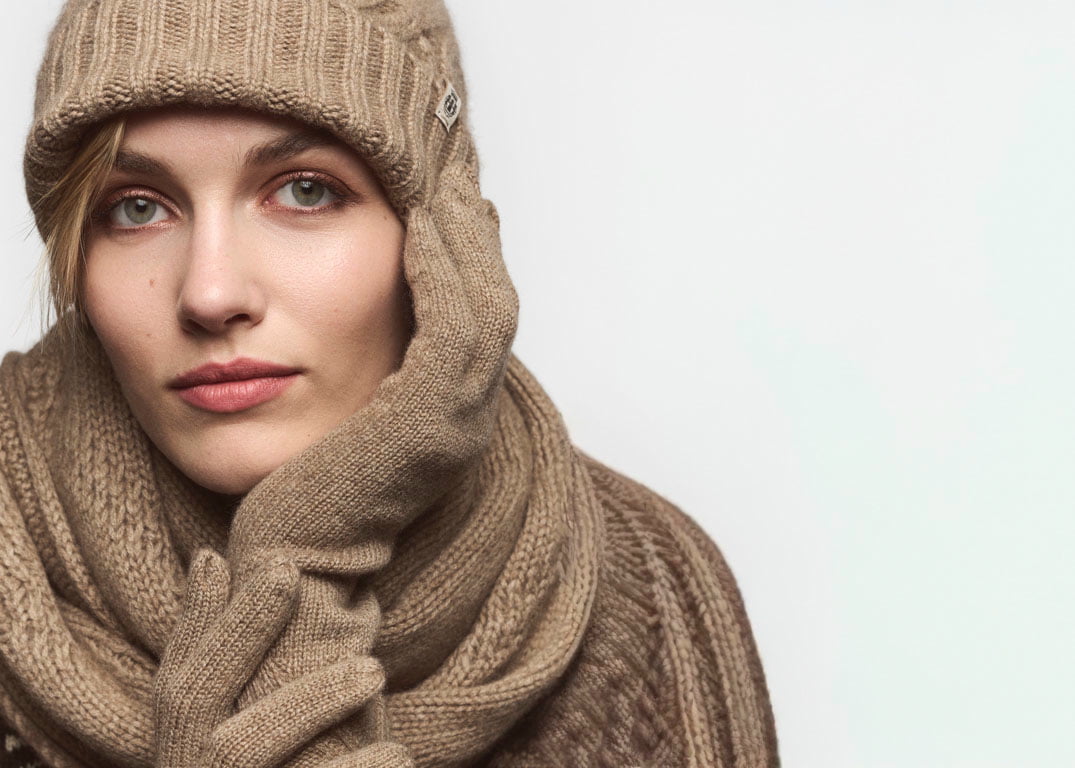 Ein Mann und eine junge Dame tragen helle Kleidung und passende Autofahrerhandschuhe in hellem Peccary Leder.