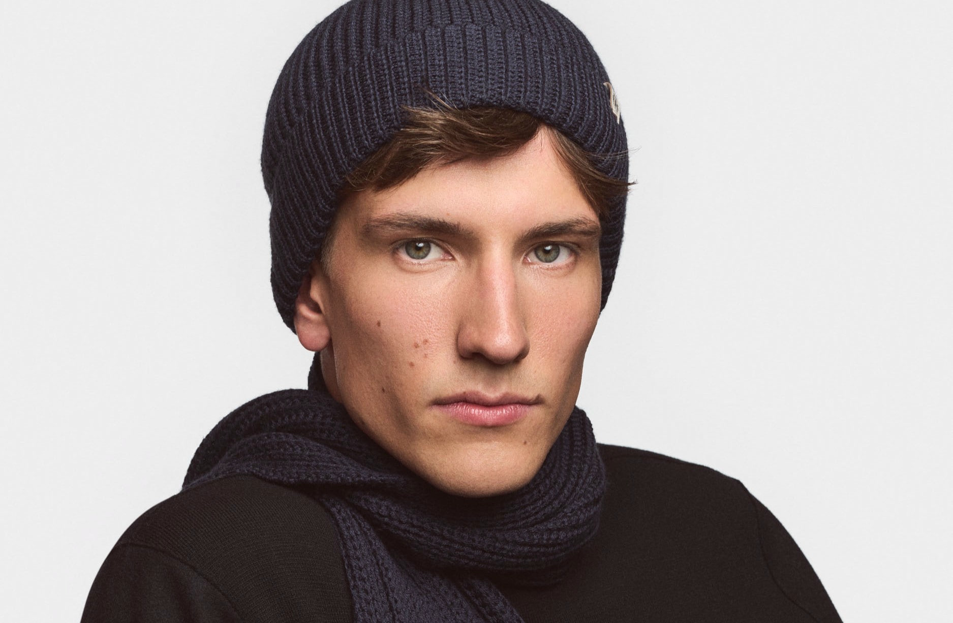 Der Strickschal Pure Merino in rot ist der perfekte Begleiter im Winter.