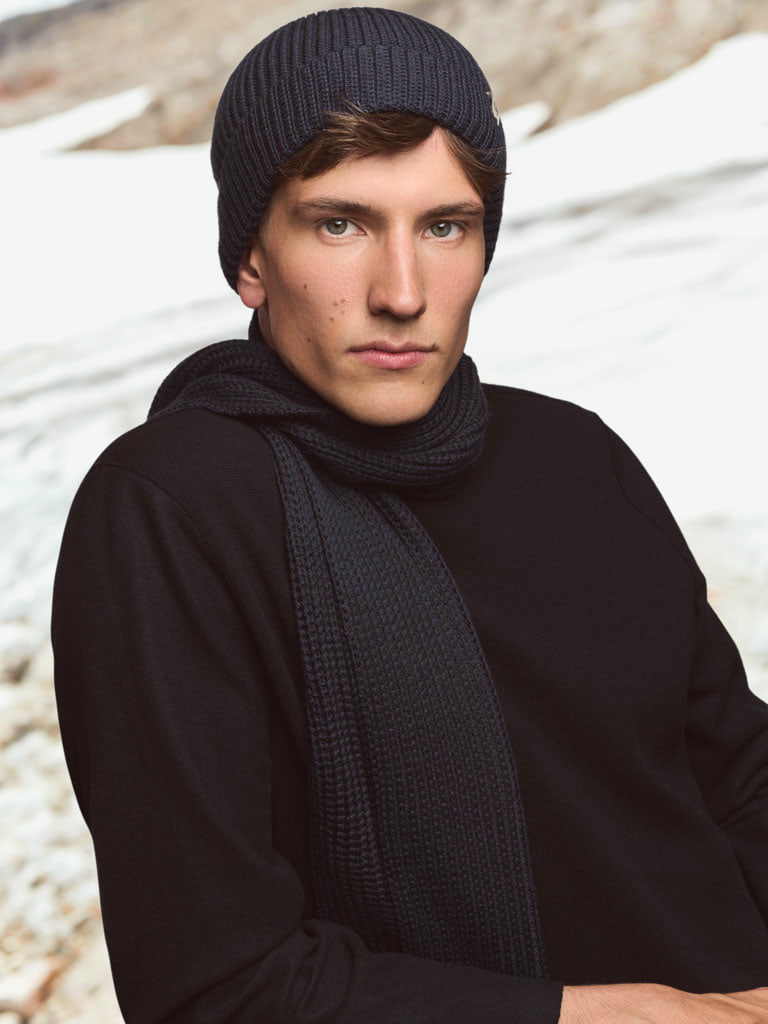 The men\'s gloves Highlander by Roeckl in dark brown have a contrast stitching and a touch function, so they are functional and you are always well dressed with them.