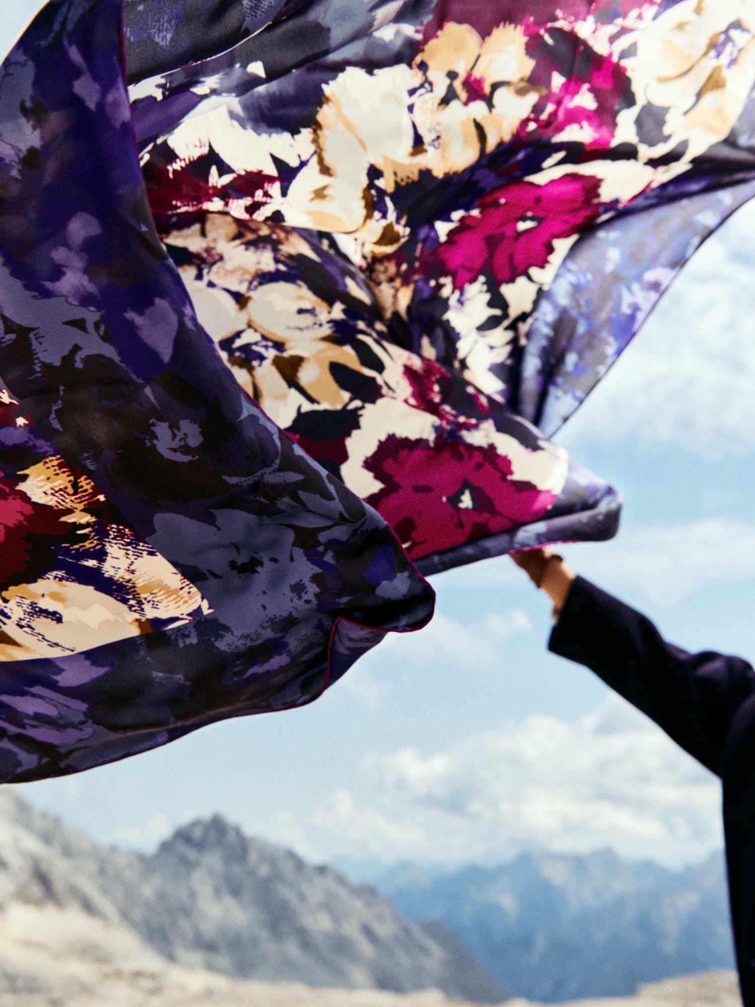 Ein Mann und eine junge Dame tragen helle Kleidung und passende Autofahrerhandschuhe in hellem Peccary Leder.