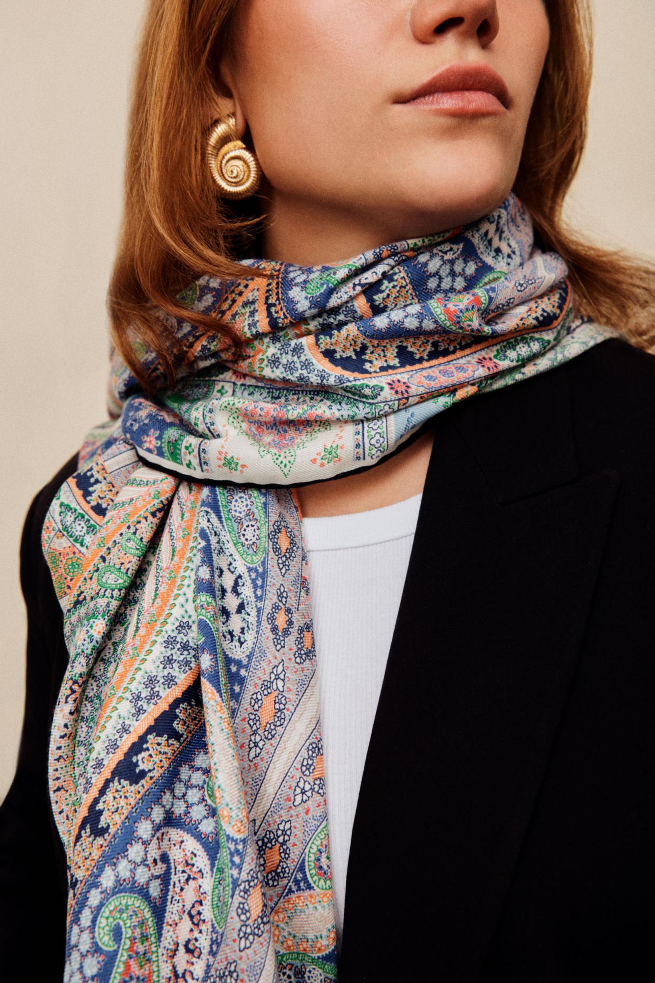 Nahaufnahme eines farbenfrohen ROECKL-Schals mit Paisley-Muster in Blau, Grün und Orange – hochwertiges Seidentuch als stilvolles Modeaccessoire.