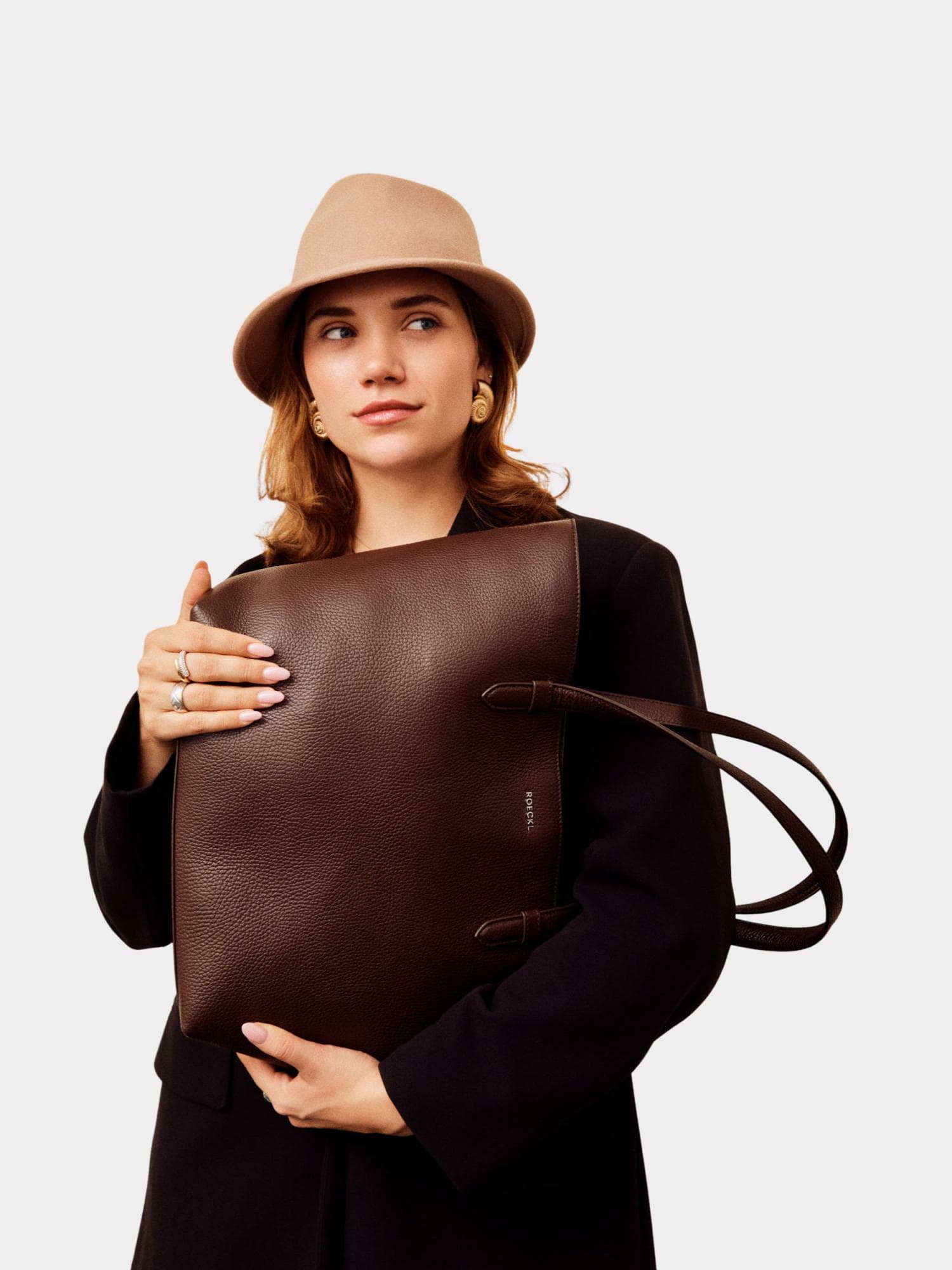 The new ROECKL women\'s shoulder bag, Cara, in the trendy color red, can be worn both elegantly and casually.