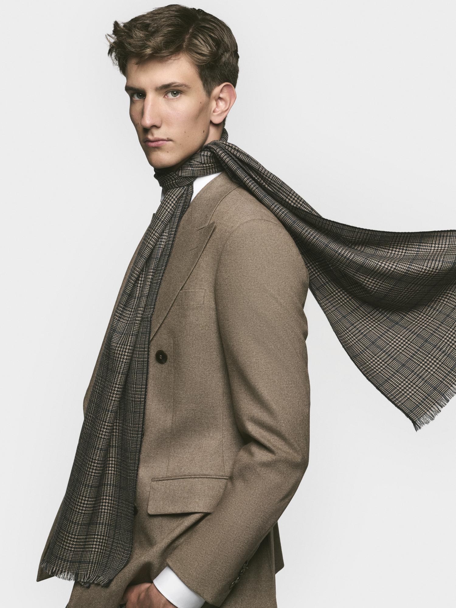 The Highlander gloves for men by Roeckl, presented in a dark brown hue, feature contrasting stitching and a touch function, making them both practical and stylish for any occasion.