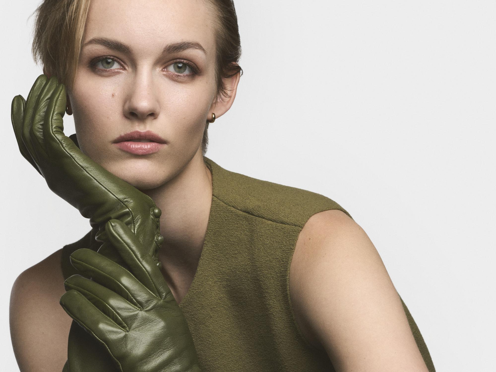 The stunning ROECKL Phoenix Evening glove with green fringing is perfect for an elegant appearance.