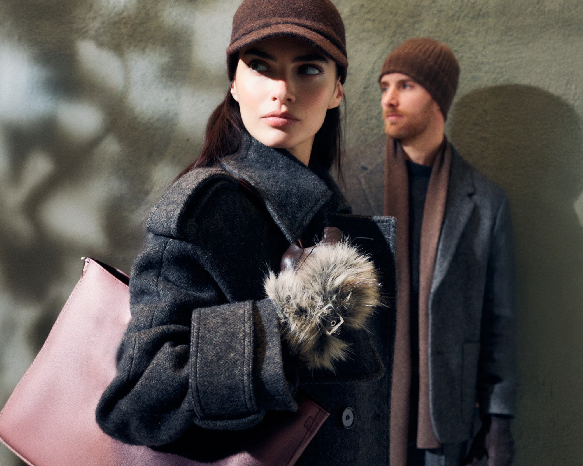 Elegantes Paar mit ROECKL Fahrhandschuhen im modernen Look.
