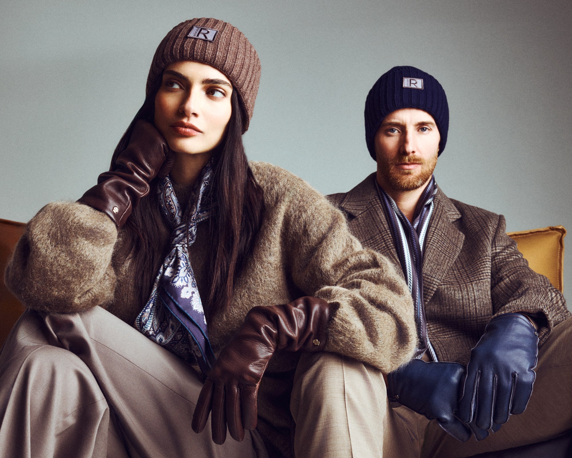 Elegantes Paar im grünen Natur-Setting trägt hochwertige Lederhandschuhe von Roeckl – stilvolle Accessoires für Damen und Herren, Premium Qualität und zeitloses Design