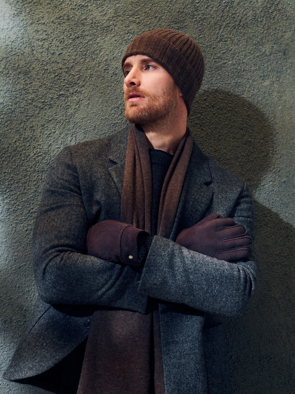 Mann mit Cap, Schal und fingerlosen ROECKL Lederhandschuhen im botanischen Gewächshaus.