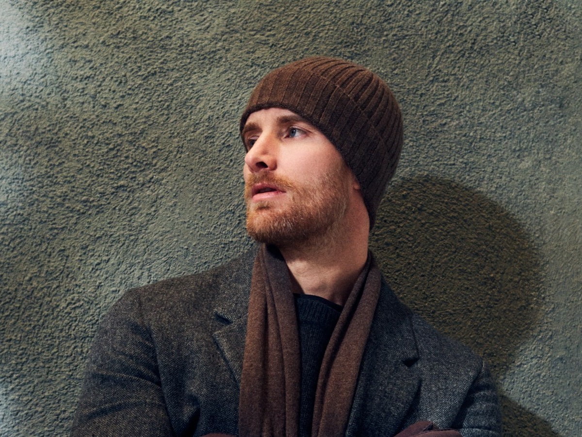 Der Strickschal Pure Merino in rot ist der perfekte Begleiter im Winter.