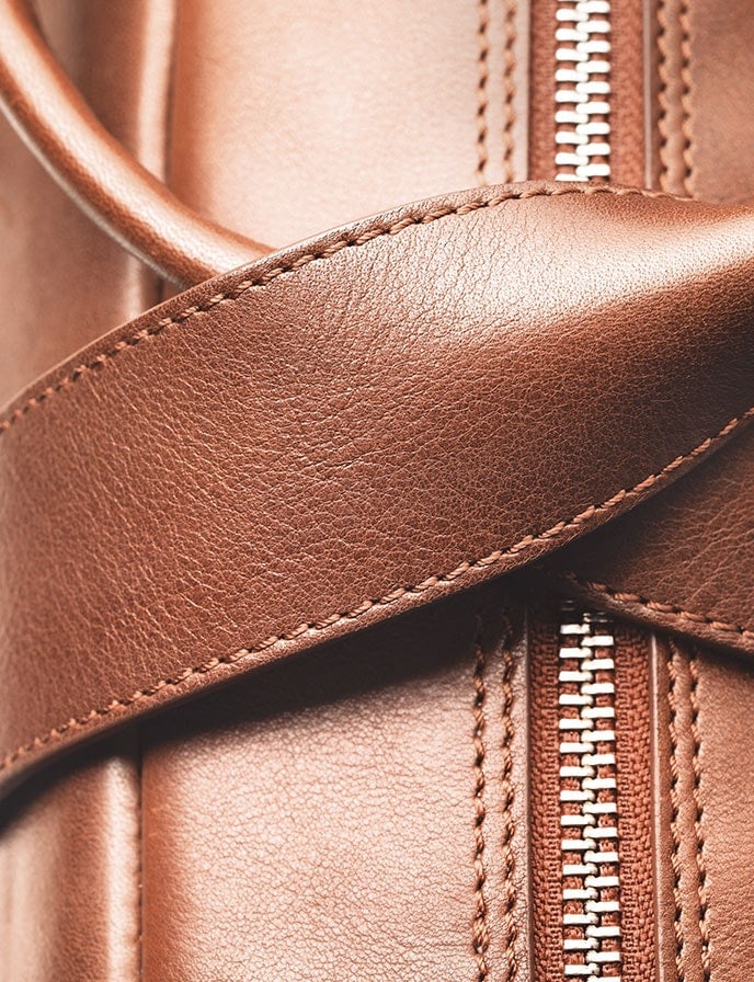 Detailaufnahme einer braunen ROECKL-Ledertasche mit feinen Nähten und Reißverschluss – luxuriöse Handarbeit aus hochwertigem Leder.