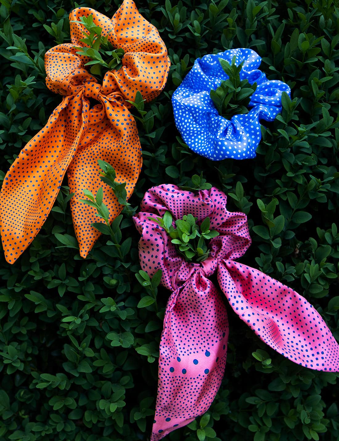 Scrunchies in orange, blau und pink aus Seide mit Punkten
