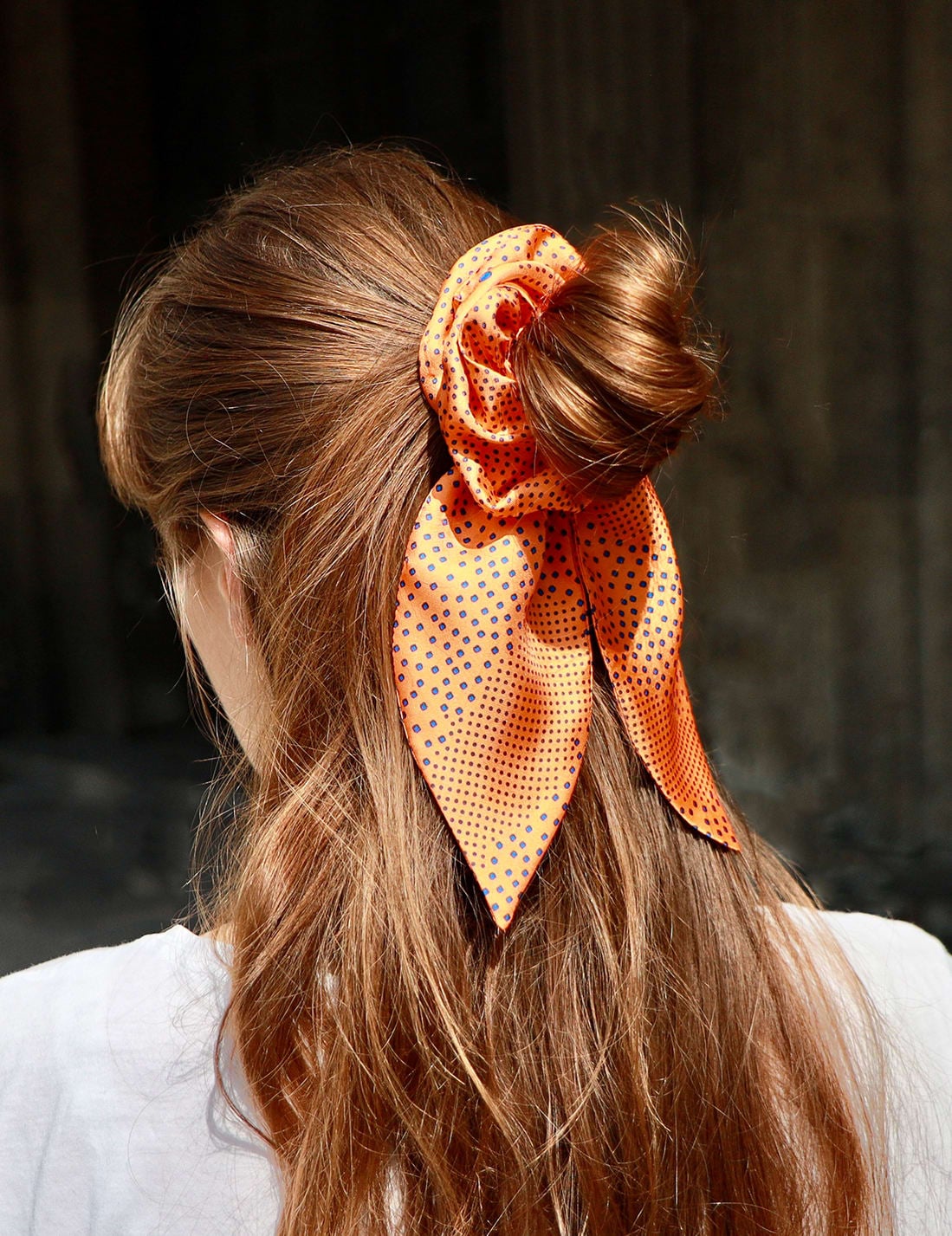 Scrunchie in orange aus Seide mit Punkten