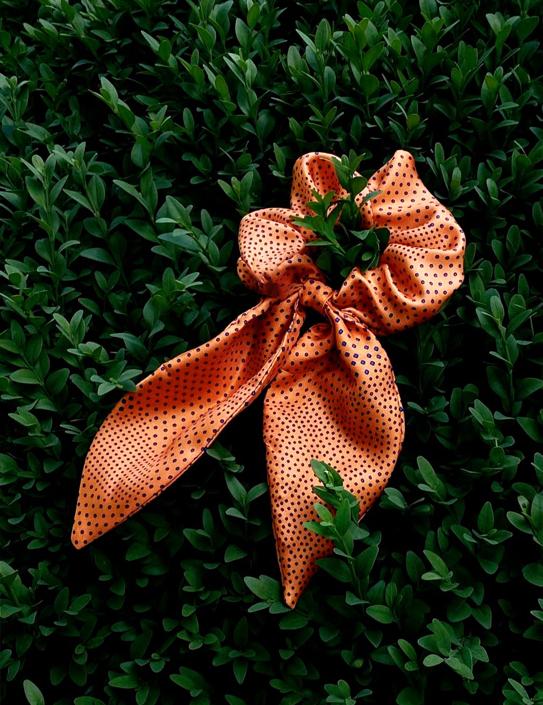 Scrunchie orange aus Seide mit Punkten