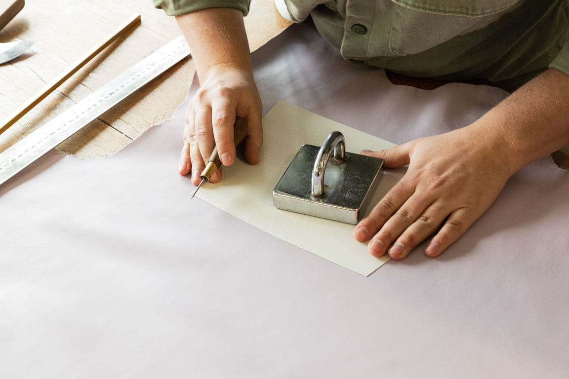 Die Handtasche Mathilde crafted small in lila wird in handarbeit gefertigt.