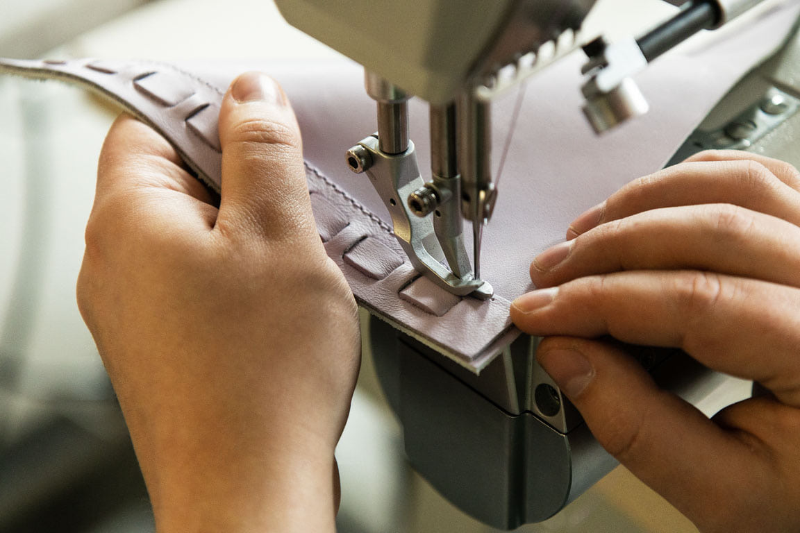 Die Handtasche Mathilde crafted small in lila wird in handarbeit gefertigt.