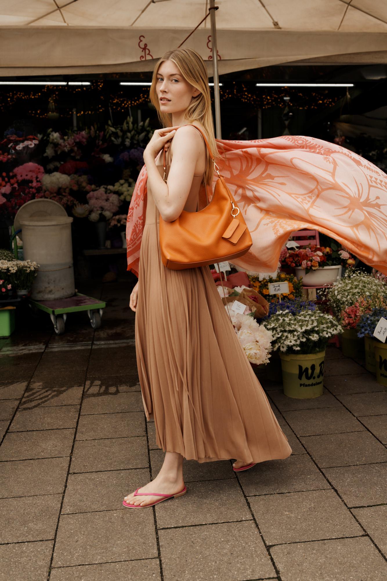 Die Diana medium in orange ist eine praktische Schultertasche im klassischen Design.