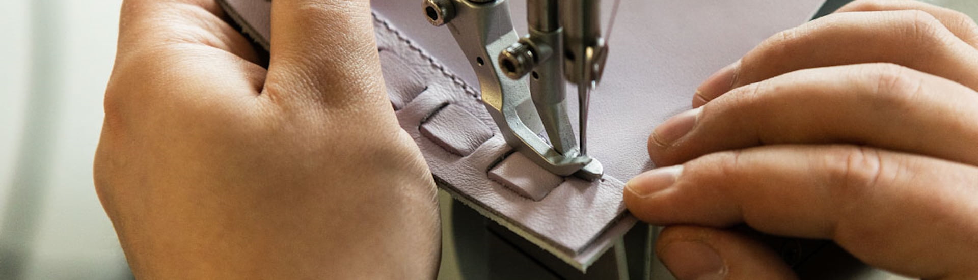 Die Tasche Mathilde crafted small in lila mit Lederwebungen ist ein Ausdruck von Handwerkskunst.