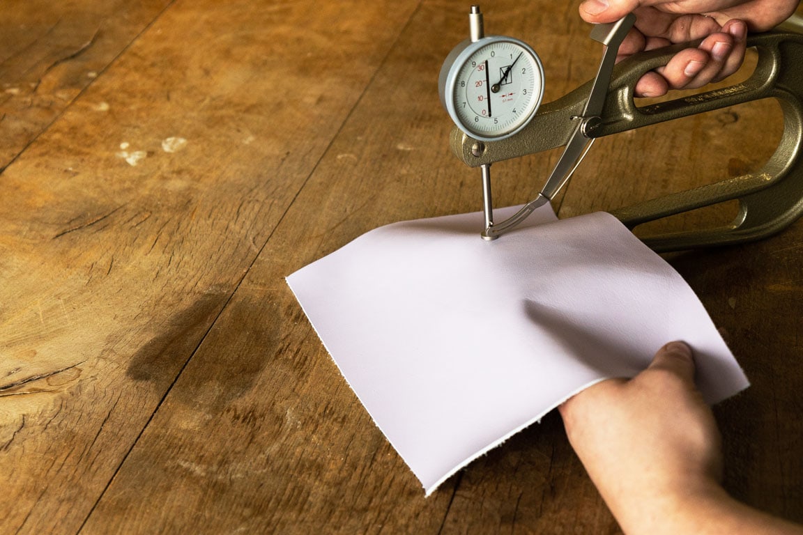 Hier wird das Leder für die Mathilde crafted small in lila geschärft.